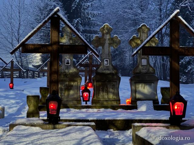 Cimitirul Mănăstirii Sihăstria Putnei, sub veșmântul alb al ninsorii