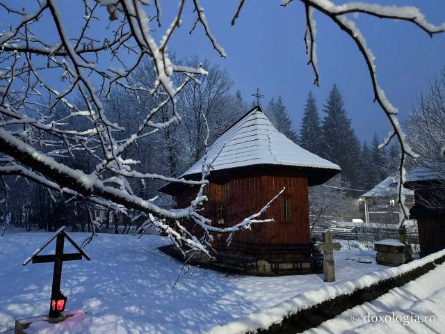 Cimitirul Mănăstirii Sihăstria Putnei, sub veșmântul alb al ninsorii