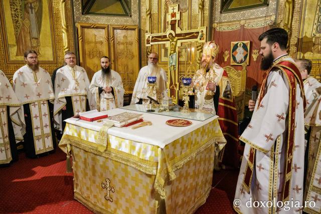 Priveghere la hramul Mănăstirii Sfinții Trei Ierarhi din Iași