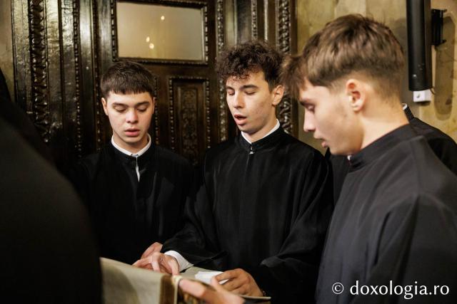 (Foto) „Bucură-te, Sﬁnte Ierarhe Iosif cel Milostiv, Părintele nostru!” – Priveghere în cinstea Sfântului Iosif cel Milostiv la Catedrala Mitropolitană din Iași