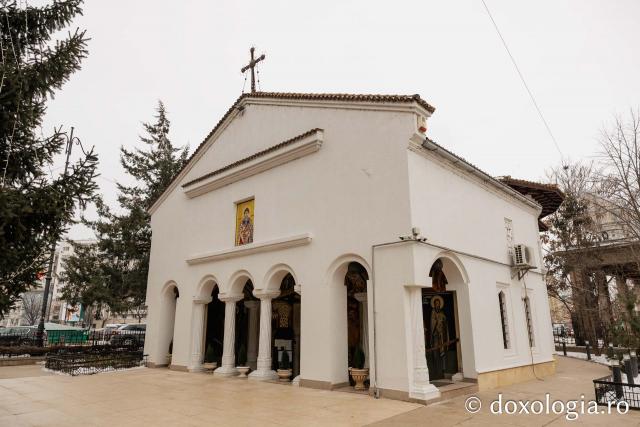 (Foto) La pas prin Bucureștiul înzăpezit – 12 biserici sub veșmânt de nea