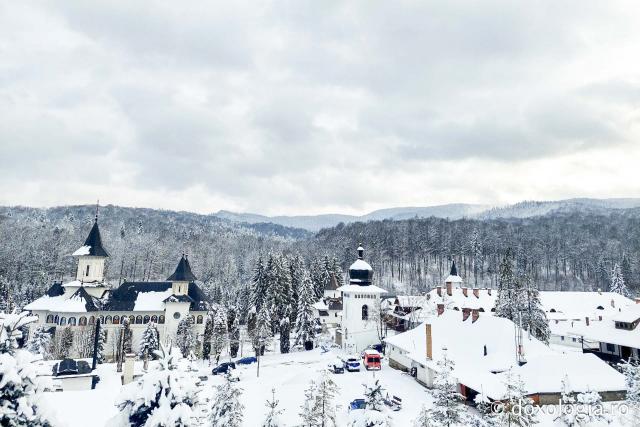 Tăcerea zăpezii la Sihăstria – frumusețea unei zile de februarie