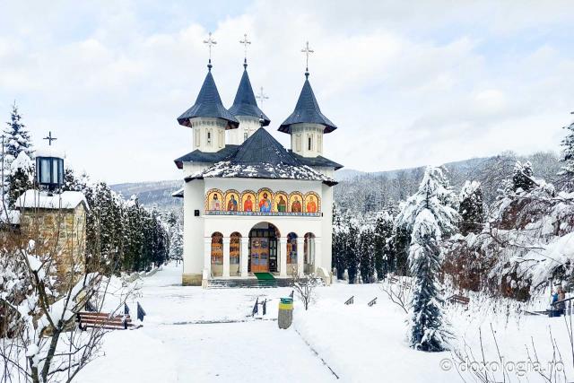 Tăcerea zăpezii la Sihăstria – frumusețea unei zile de februarie