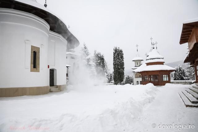 Tăcerea zăpezii la Sihăstria – frumusețea unei zile de februarie
