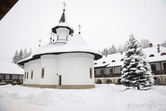 Tăcerea zăpezii la Sihăstria – frumusețea unei zile de februarie