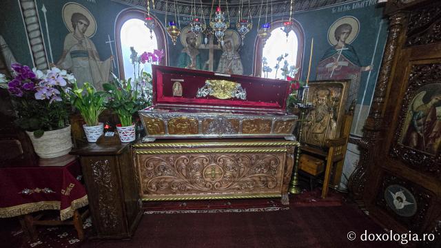 Racla cu moaștele Sfântului Sfințit Mucenic Teodosie de la Mănăstirea Brazi, mitropolitul Moldovei