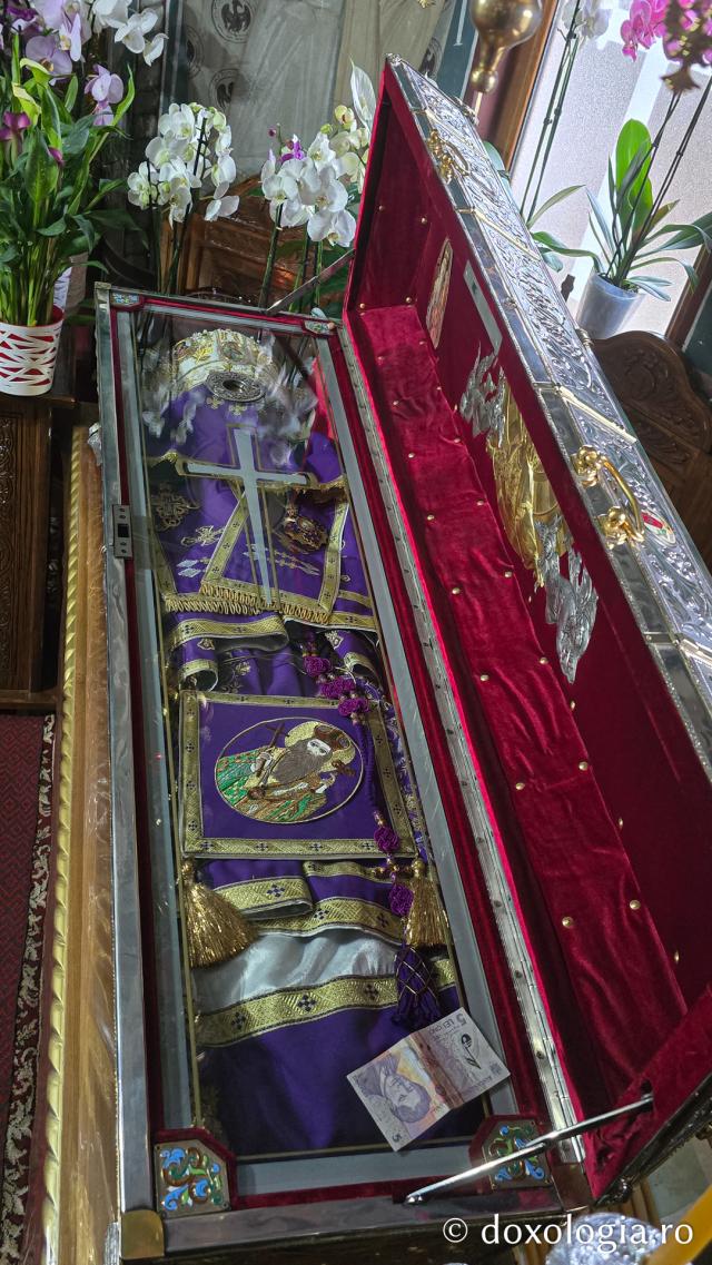 Racla cu moaștele Sfântului Sfințit Mucenic Teodosie de la Mănăstirea Brazi, mitropolitul Moldovei