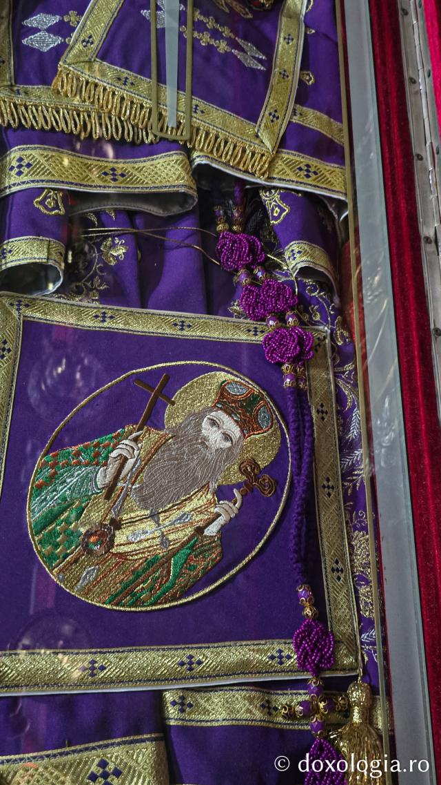 Racla cu moaștele Sfântului Sfințit Mucenic Teodosie de la Mănăstirea Brazi, mitropolitul Moldovei