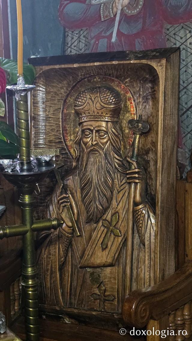 Racla cu moaștele Sfântului Sfințit Mucenic Teodosie de la Mănăstirea Brazi, mitropolitul Moldovei