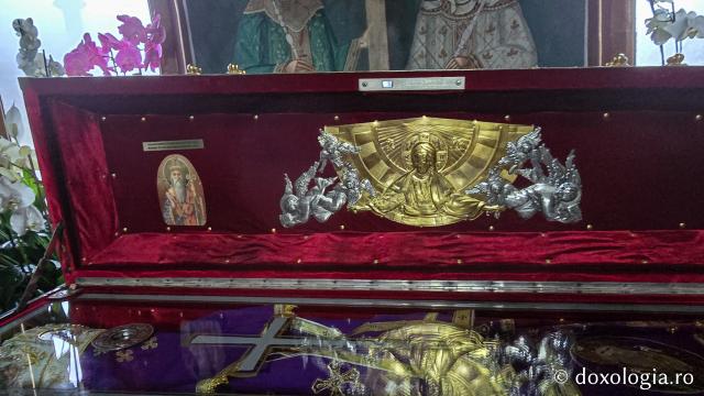 Racla cu moaștele Sfântului Sfințit Mucenic Teodosie de la Mănăstirea Brazi, mitropolitul Moldovei