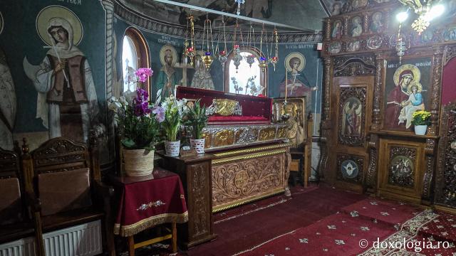 Racla cu moaștele Sfântului Sfințit Mucenic Teodosie de la Mănăstirea Brazi, mitropolitul Moldovei