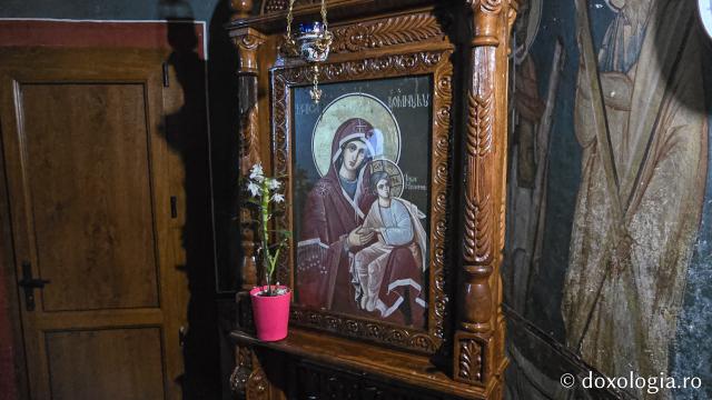 Racla cu moaștele Sfântului Sfințit Mucenic Teodosie de la Mănăstirea Brazi, mitropolitul Moldovei