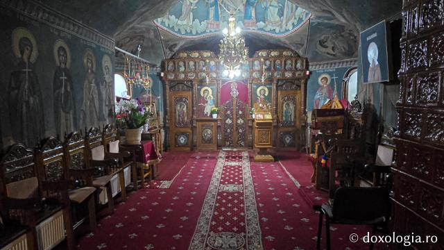 Racla cu moaștele Sfântului Sfințit Mucenic Teodosie de la Mănăstirea Brazi, mitropolitul Moldovei