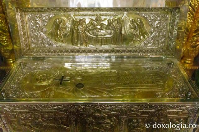 Racla cu moaște Sfântului Cuvios Nicodim de la Tismana