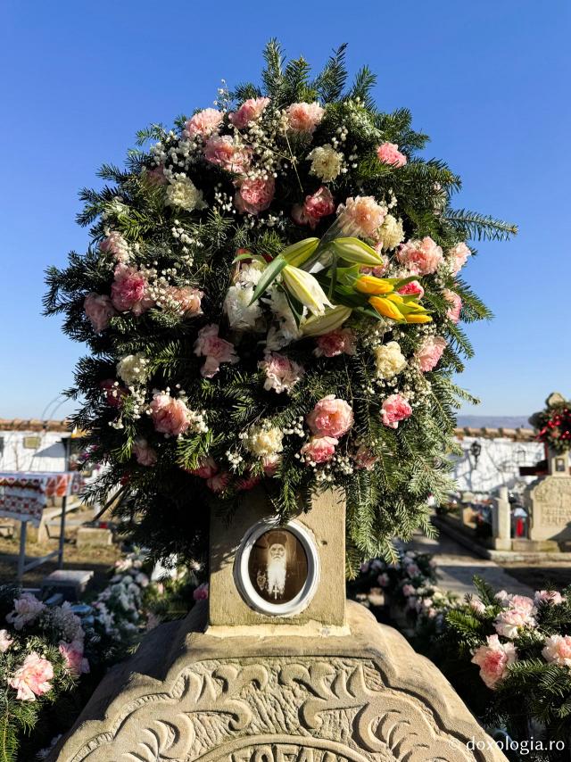 Clipe de tihnă la mormântul Părintelui Teofan Merlă