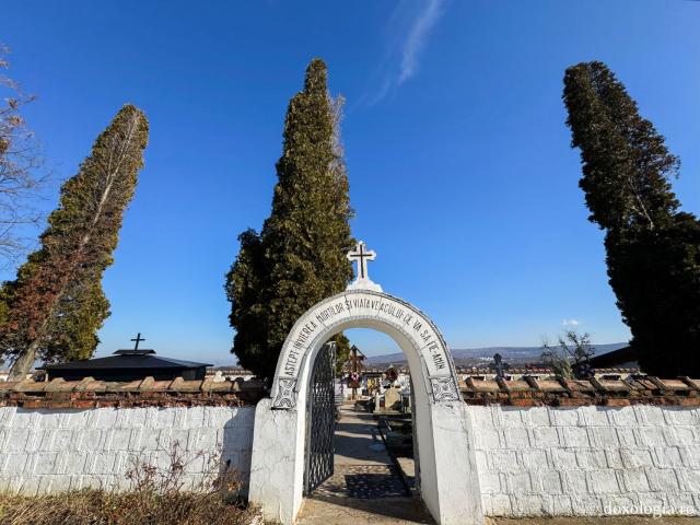 Clipe de tihnă la mormântul Părintelui Teofan Merlă