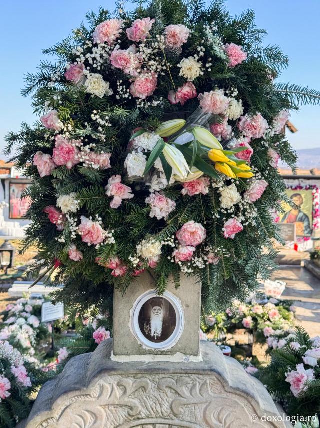 Clipe de tihnă la mormântul Părintelui Teofan Merlă