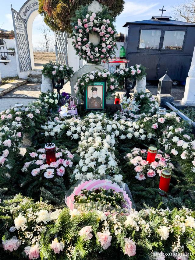 Clipe de tihnă la mormântul Părintelui Teofan Merlă