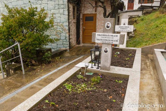 Mormântul Sfintei Cuvioase Filotimia de la Râmeț