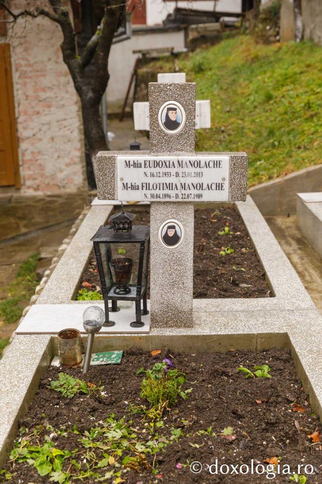 Mormântul Sfintei Cuvioase Filotimia de la Râmeț