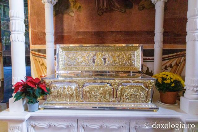 Racla cu moaștele Sfântului Preot Mărturisitor Dumitru Stăniloae