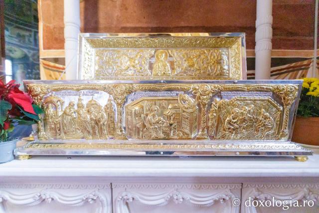 Racla cu moaștele Sfântului Preot Mărturisitor Dumitru Stăniloae