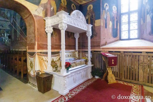 Racla cu moaștele Sfântului Preot Mărturisitor Dumitru Stăniloae
