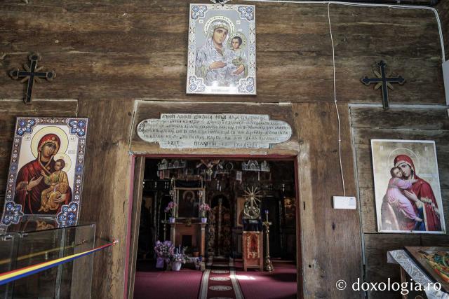 Interiorul bisericii de lemn din Jigoreni