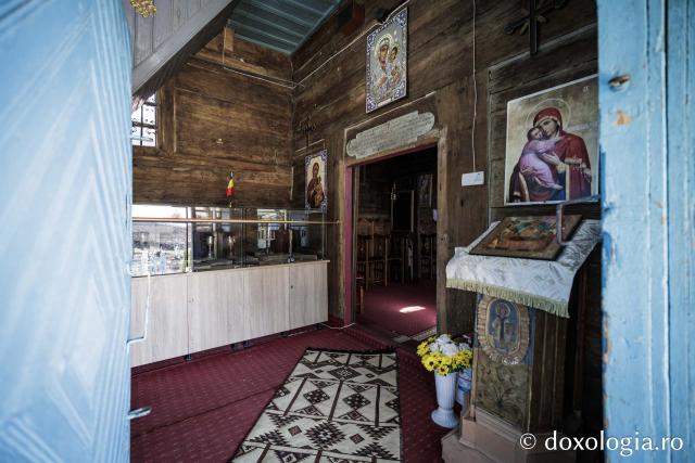 Interiorul bisericii de lemn din Jigoreni