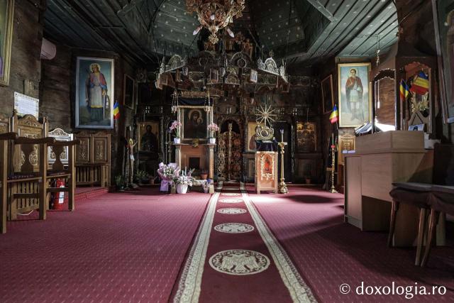 Interiorul bisericii de lemn din Jigoreni