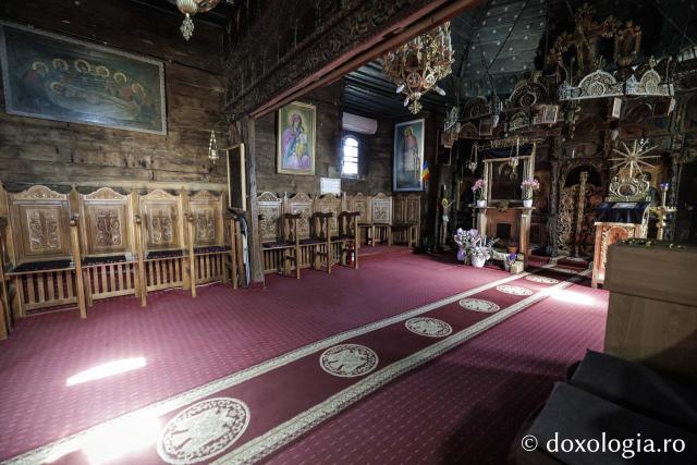 Interiorul bisericii de lemn din Jigoreni