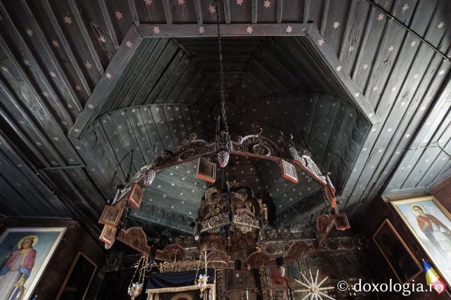 Candelabrul de lemn din biserica din Jigoreni 