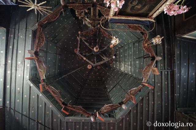 Candelabrul de lemn din biserica din Jigoreni 