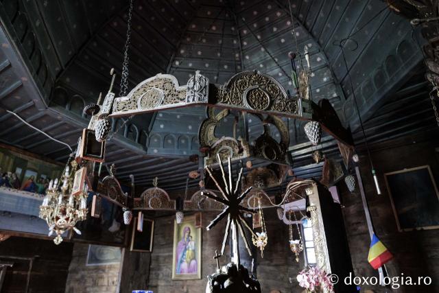 Candelabrul de lemn din biserica din Jigoreni 