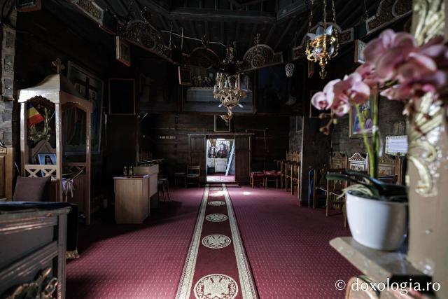 Interiorul bisericii de lemn din Jigoreni