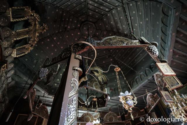 Interiorul bisericii de lemn din Jigoreni