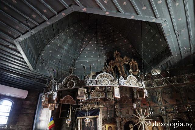Interiorul bisericii de lemn din Jigoreni