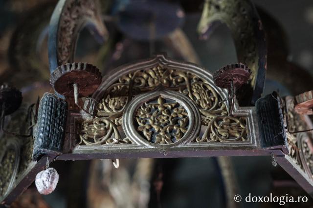 Candelabrul de lemn din biserica din Jigoreni 