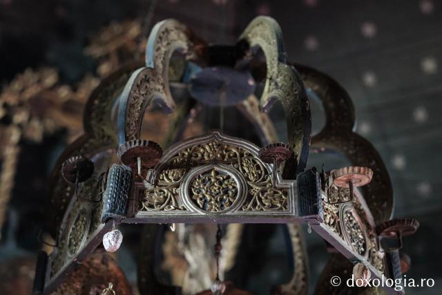 Candelabrul de lemn din biserica din Jigoreni 