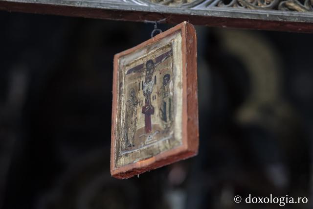 Candelabrul de lemn din biserica din Jigoreni 