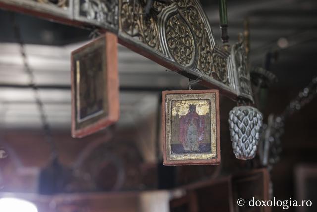 Candelabrul de lemn din biserica din Jigoreni 