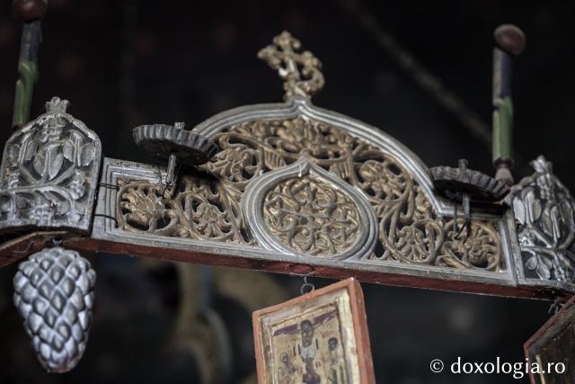 Candelabrul de lemn din biserica din Jigoreni 