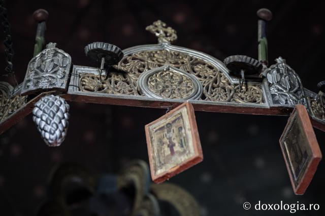 Candelabrul de lemn din biserica din Jigoreni 