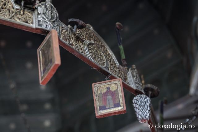 Candelabrul de lemn din biserica din Jigoreni 