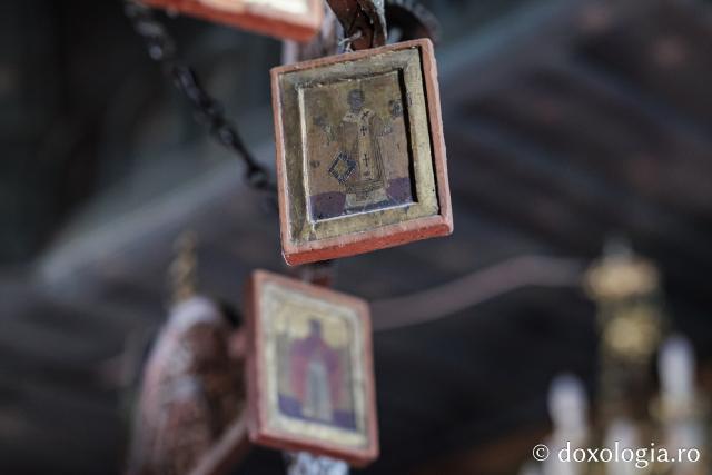 Candelabrul de lemn din biserica din Jigoreni 