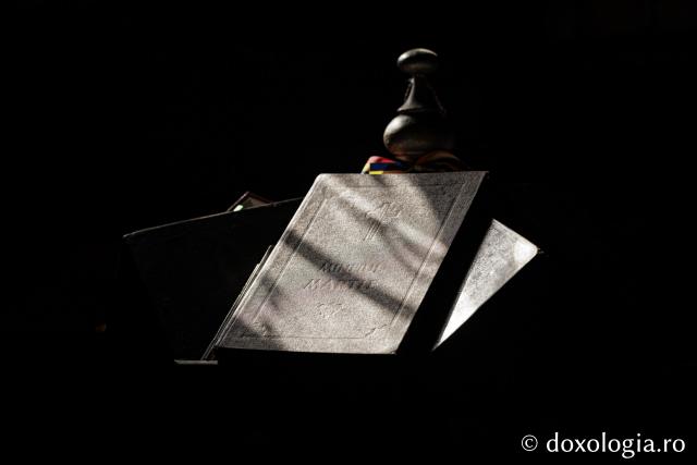 Interiorul bisericii de lemn din Jigoreni