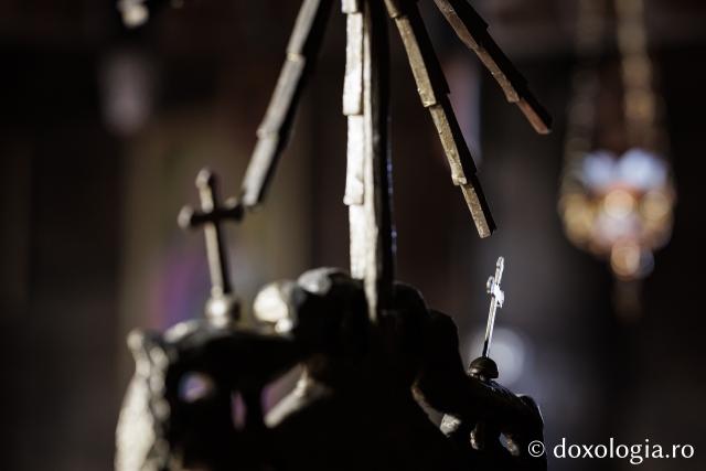 Interiorul bisericii de lemn din Jigoreni