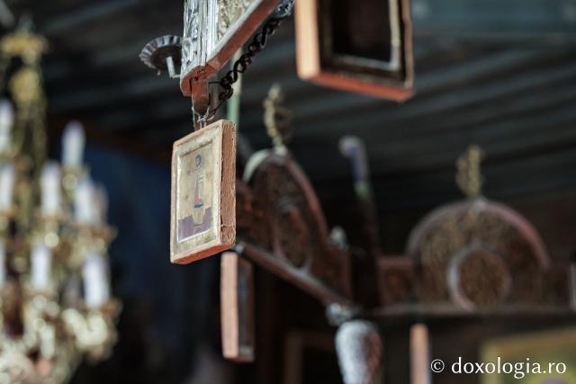 Candelabrul de lemn din biserica din Jigoreni 