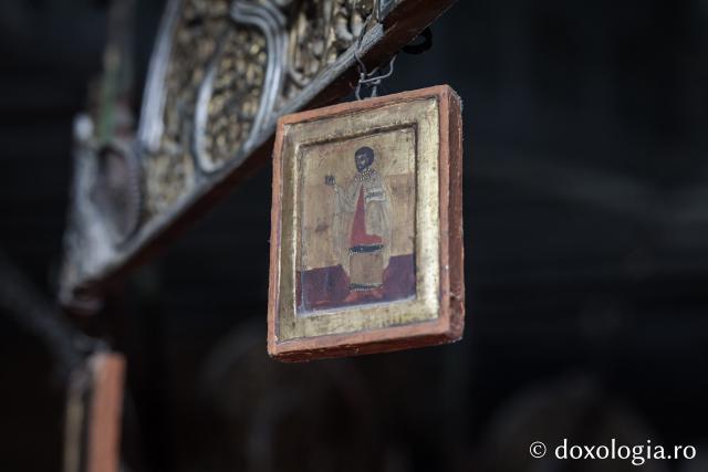 Candelabrul de lemn din biserica din Jigoreni 