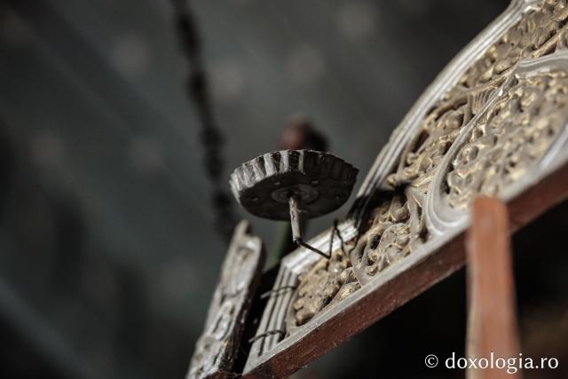 Candelabrul de lemn din biserica din Jigoreni 